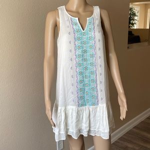 En Creme Mini Dress with Embroidered Design. (NWT) Size Small.